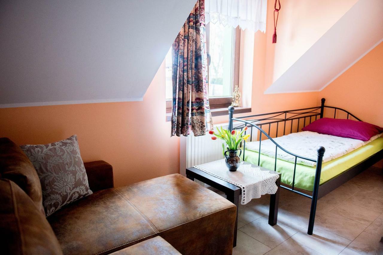 Cztery Pory Roku Apartamento Uniejow Exterior foto